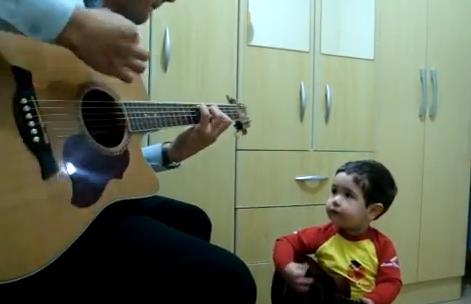 Bebé de un año hace dueto con su padre mientras interpretan “Dont let me down”