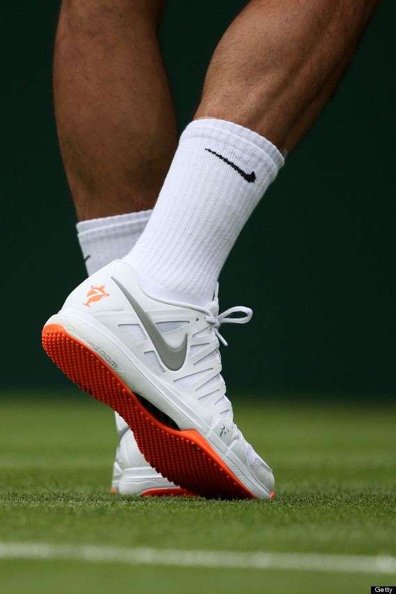 Obligaron a Federer a cambiarse los zapatos por su color (Fotos)