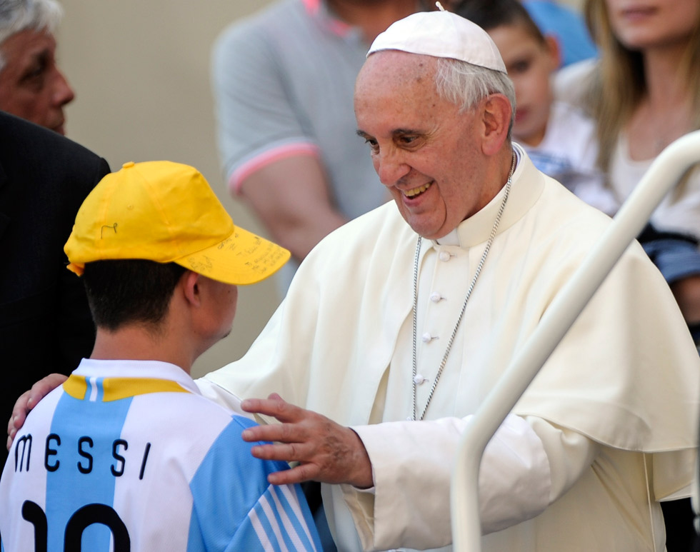Papa deja subir a su papamóvil a un fanático de Messi (Fotos)