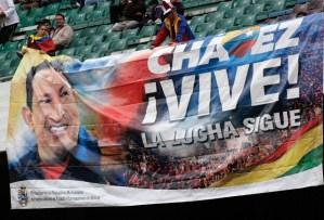 Adivinen quién vio el juego en La Paz… ¡Hugo Chávez! (la politiquería en el deporte)
