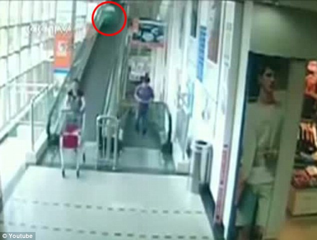 Murió atropellada por un carrito del supermercado (Video)