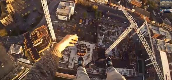 Hombre se cuelga con las manos de una grúa a 76 metros de altura (Video + OMG)