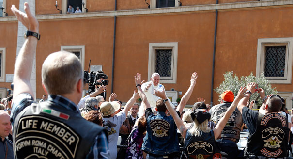 El Papa bendijo a unos patoteros (Foto)
