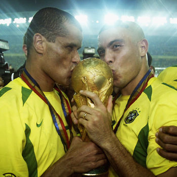 Rivaldo se une a protestas y dice que Brasil no debería organizar el Mundial