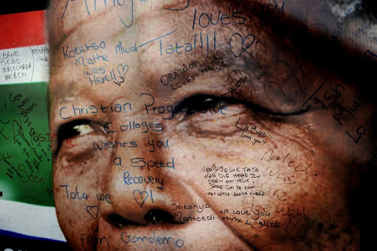 Mandela cumple dos meses en el hospital