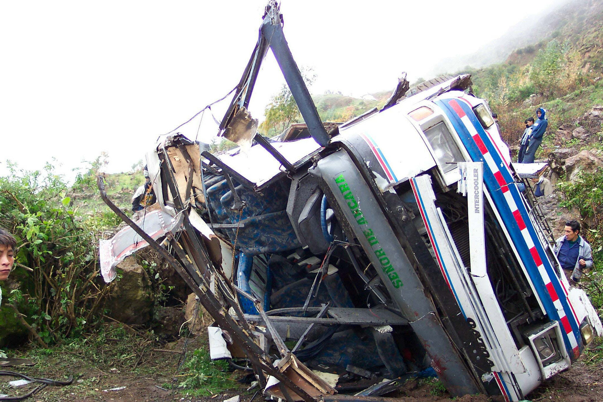 Al menos 19 muertos y diez heridos al caer autobús a un abismo en Perú
