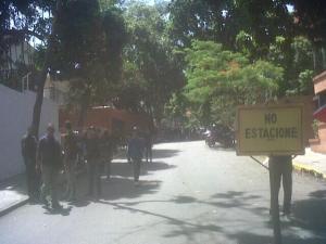 Motorizados chavistas manifiestaron frente a la Embajada de España por Evo