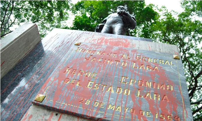 Plaza Bolívar y Plaza Lara amanecieron con sus héroes teñidos de rojo (Fotos)