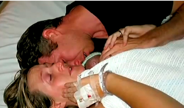 Mira como esta madre revive a su bebé recién nacido