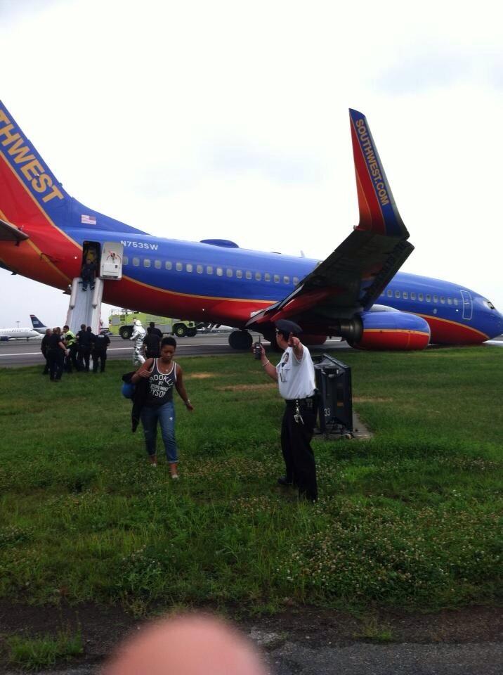 Avión se desplomó en aeropuerto La Guardia tras perder rueda delantera (Fotos)