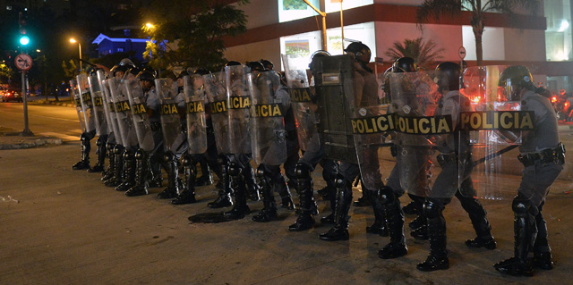 Nuevas protestas en Brasil terminaron con la policía de por medio (Fotos)