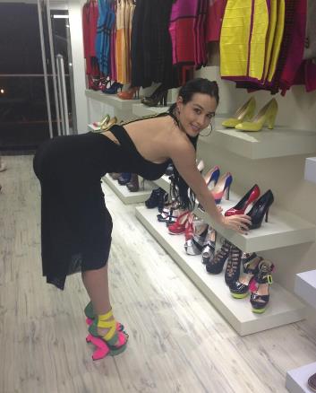 En esta posición erótica Diosa Canales muestra sus zapatos (Foto)