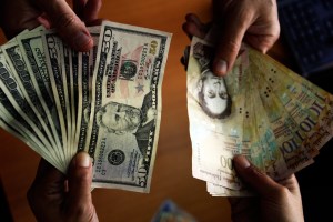 El Nuevo Herald: El caos cambiario deforma el salario mínimo en Venezuela