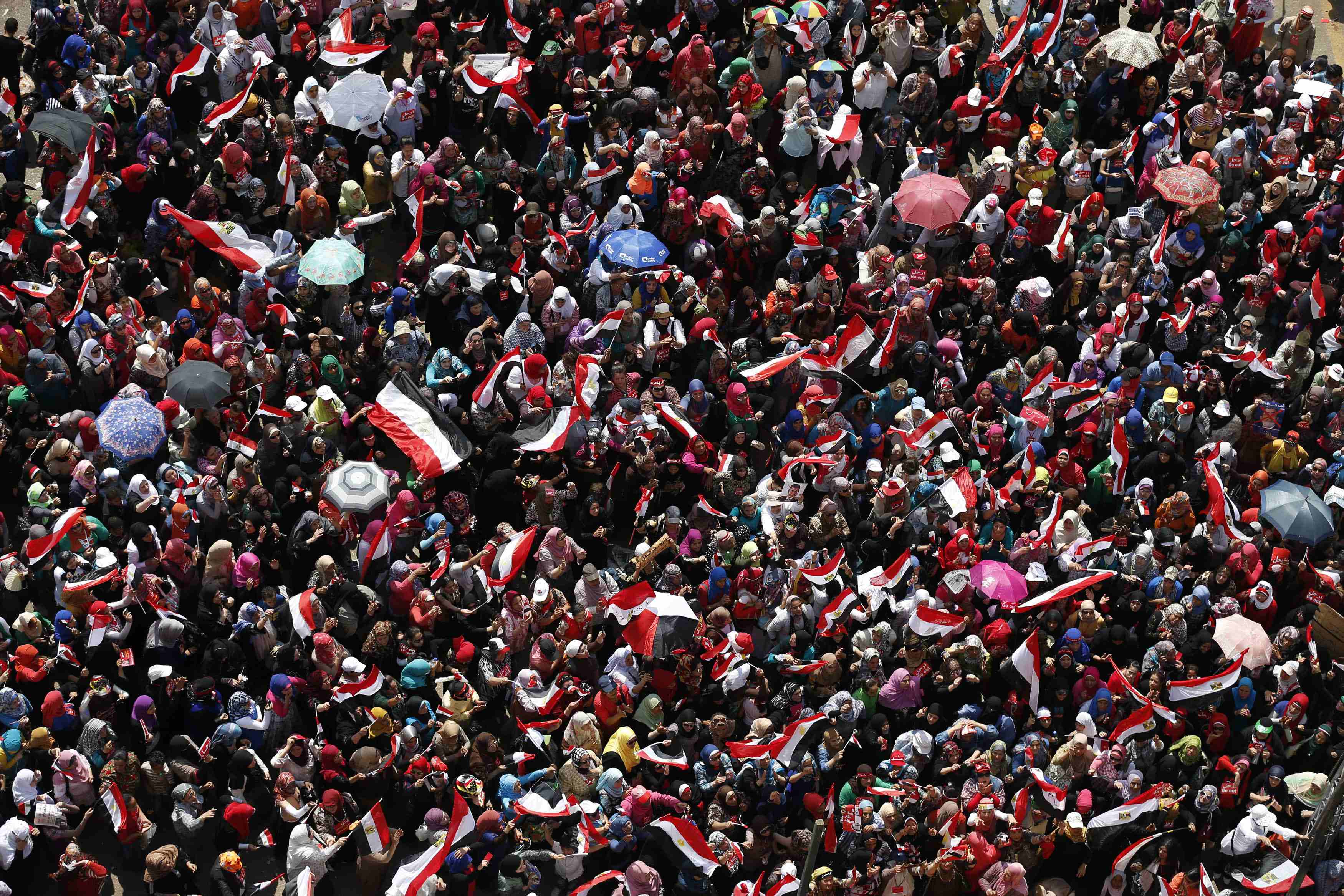 Miles de manifestantes contra presidente Mursi en plaza Tahrir de El Cairo