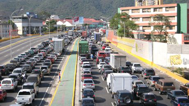 Cola para bajar a La Guaira comienza en Catia