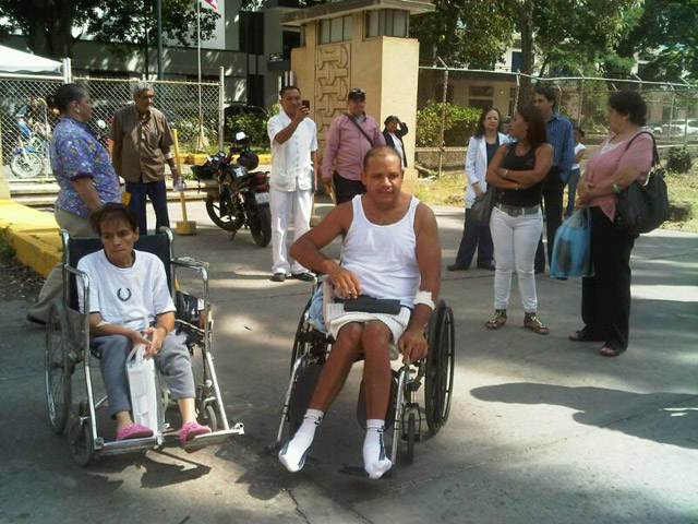 Pacientes de El Algodonal protestan para exigir mejoras en el centro de salud
