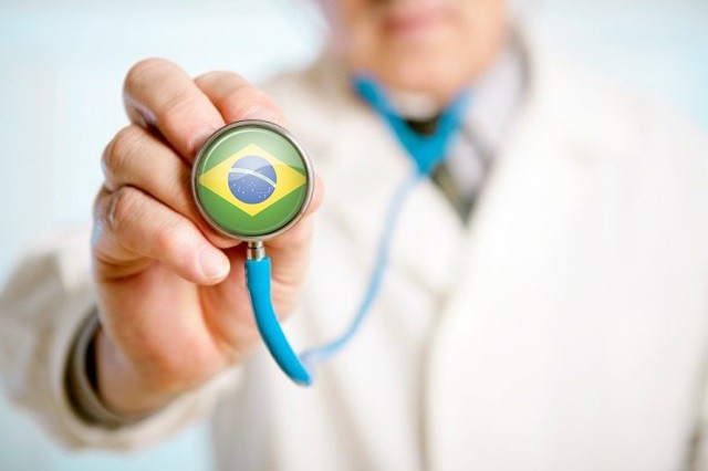 Médicos brasileños llaman “esclavos” a colegas extranjeros que trabajarán en el país