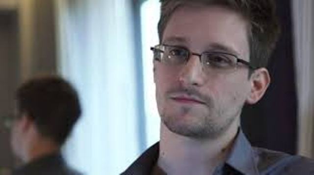 Snowden niega haber llevado documentos secretos a Rusia