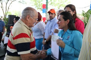 Eveling de Rosales ha entregado este año 1.500 aportes a transportistas de Maracaibo