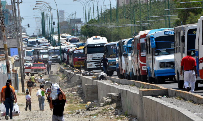 Transportistas de Barquisimeto realizan caravana y luego decidirán si levantan paro