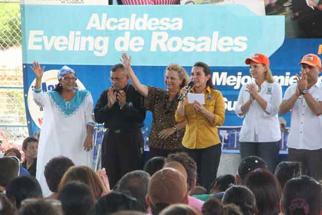 Eveling de Rosales visitó a las familias afectadas por el apagón (Foto)