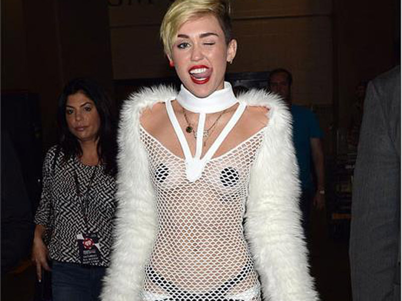 Con la lengua afuera y mostrando lo poco que tiene, Miley lo vuelve a hacer (Fotos + WTF)