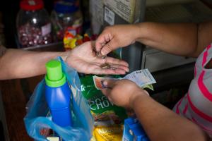 Maduro se enfrenta a la inflación más alta