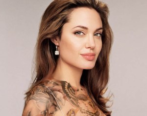 Los tatuajes de Angelina Jolie la hacen ver más buenota de lo que está