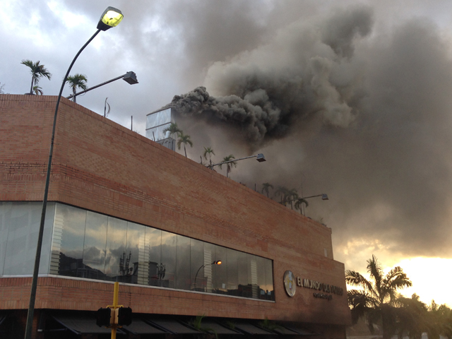 Incendio en “El Mundo del Pollo” de Chacao (FOTOS)