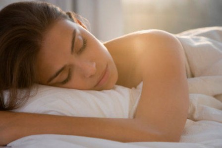 Algunos beneficios de dormir desnuda