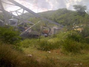 Tres autobuses, tres gandolas y cuatro carros colapsan puente de Boca de Uchire (FOTOS)