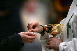 Comunión se puede recibir en la mano o en la boca, recuerda el Papa Francisco
