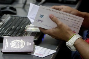 El País: Venezuela aumenta el control de divisas de los viajeros al exterior