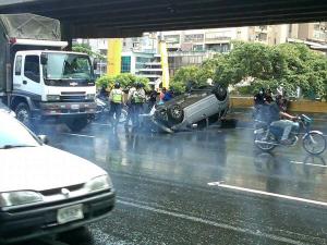 Vehículo volcado en la autopista Francisco Fajardo a la altura de Bello Monte (Foto)