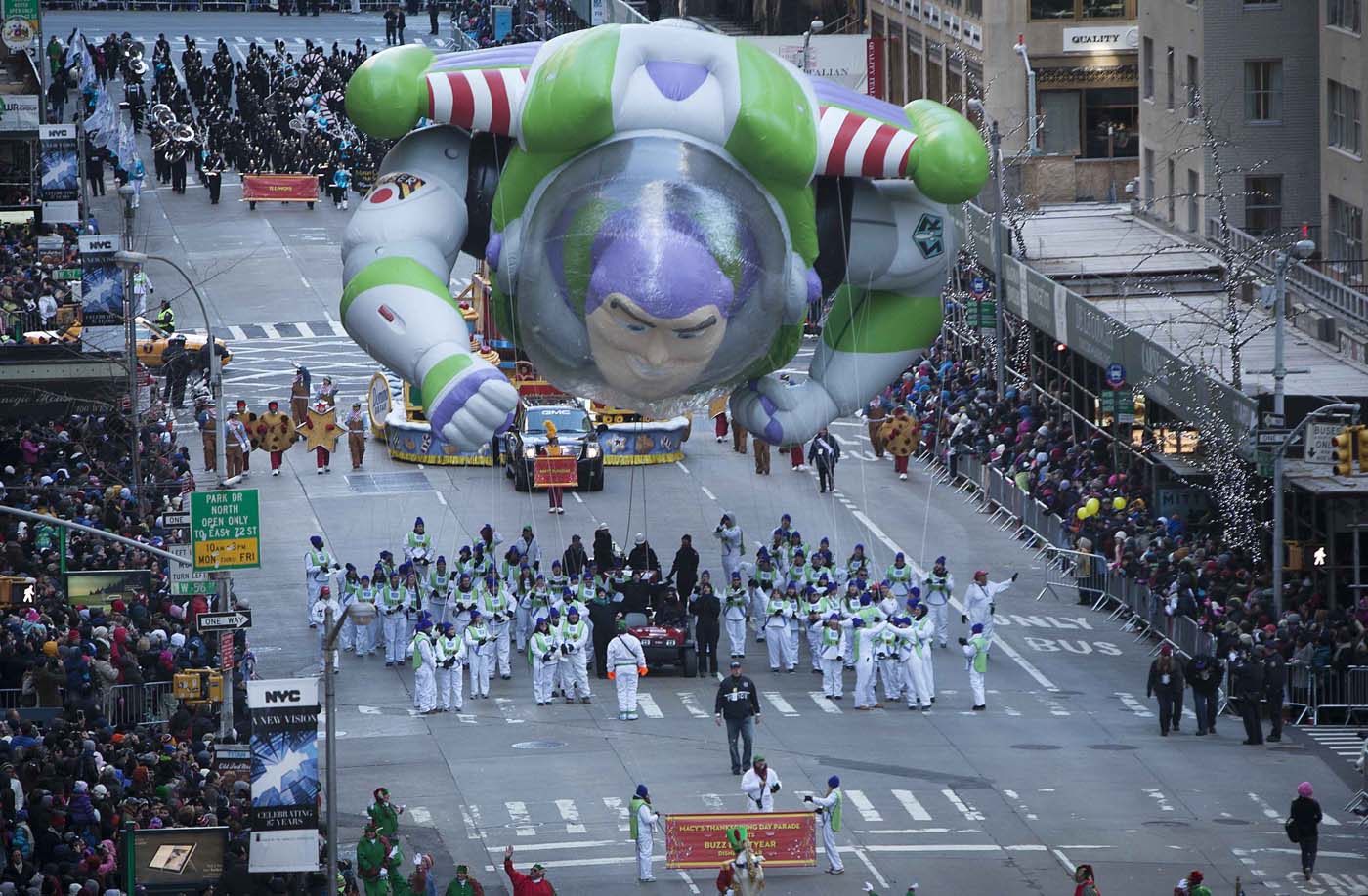 El frío y el viento no impidieron el desfile de Acción de Gracias (Fotos)