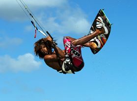 El deporte y la música llenan la vida del kitesurf Brunaski Carrillo