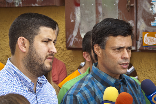 Leopoldo López y David Smolansky realizaron un casa por casa en el Hatillo