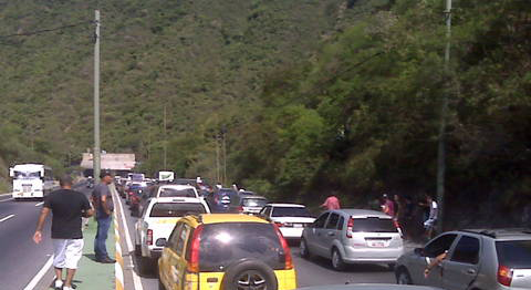 Tráfico lento en la autopista Caracas – La Guaira por accidente en la vía