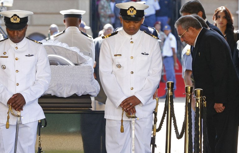 Raúl Castro visita la capilla ardiente de Mandela (Fotos)