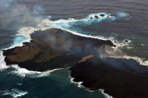 Isla japonesa surgida de una erupción crece y se une a otra (Foto)
