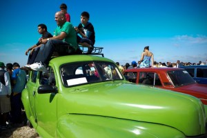 Cuba autoriza libre importación y comercialización de carros