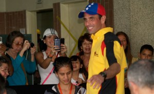 Capriles ejerció derecho al voto e instó a los venezolanos a seguir votando