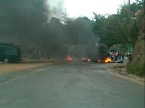 Trabajadores de Misión Vivienda queman cauchos y trancan vía como protesta (Fotos)