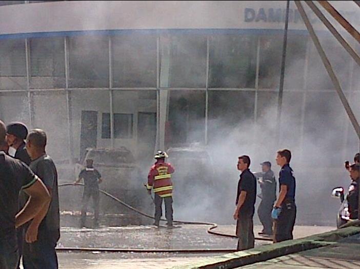 Bomberos controlan incendio de un autobús en Bello Monte (Fotos)