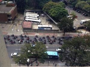 Protesta bloquea acceso desde La Floresta hacia la avenida Francisco de Miranda (Foto)