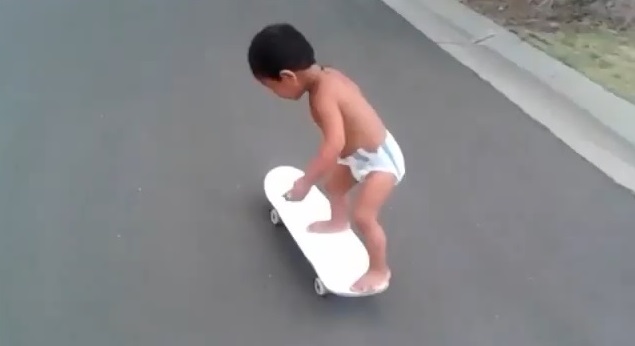 En pañales este chamito te da una pela con la patineta (Video)