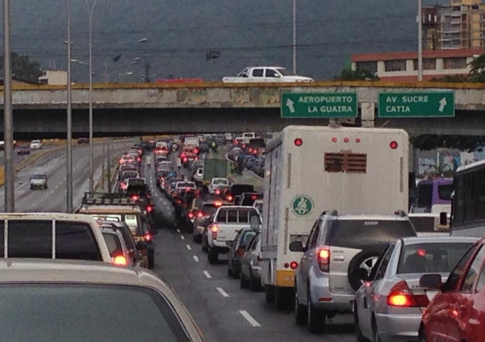Reportan congestionamiento en la autopista Caracas – La Guaira (Fotos)