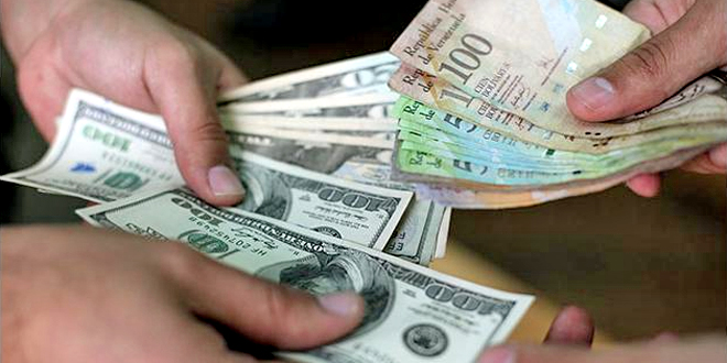 Hasta en Colombia buscan dólares los venezolanos