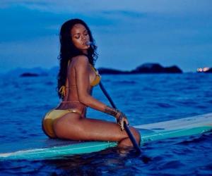 Rihanna presume de sus curvas en un diminuto bikini (Fotos)