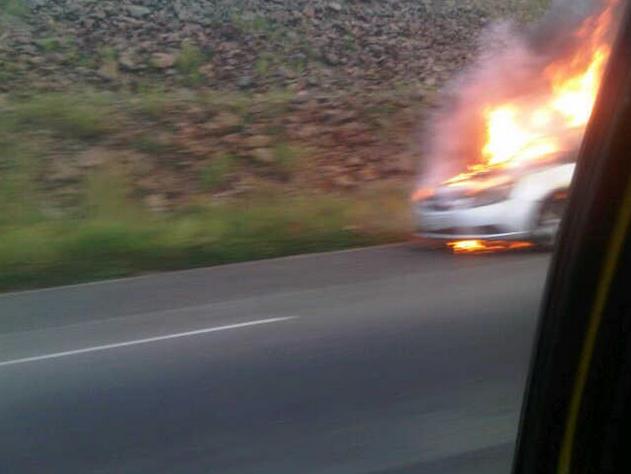 Se incendió un vehículo en Guayana (Foto)
